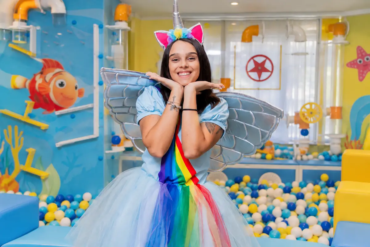 ednorog-unicorn-animator-detsko- parti-s- ednorog-kids-party-unicorn Детски рожден ден с аниматор еднорог в детски парти клуб София